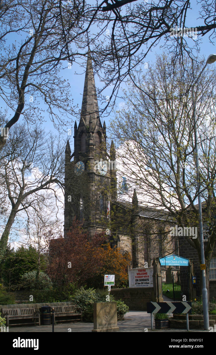 Die Pfarrkirche St. Mary an einer Ecke in der Main Street in Burley in Wharfedale Stockfoto