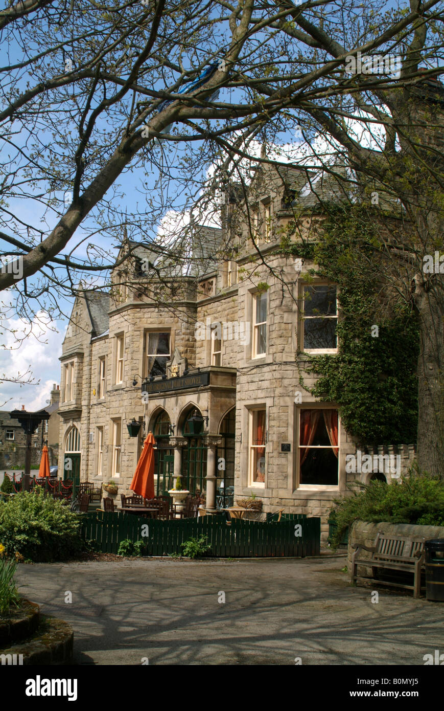 Das Original Malt Schaufel Inn gesehen jenseits Parklandschaft auf Main Street Burley in Wharfedale Stockfoto