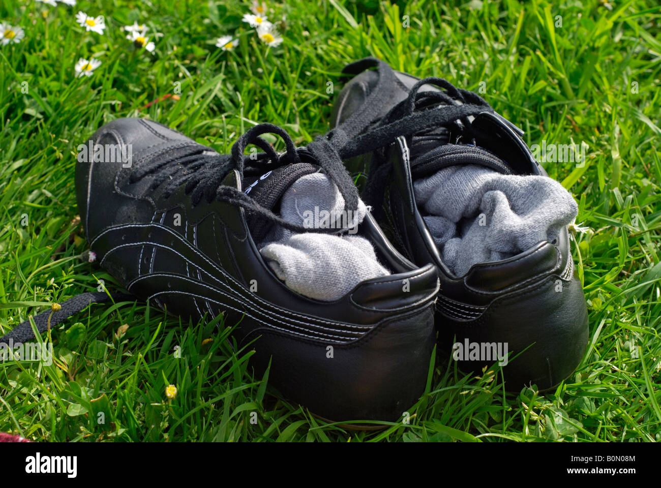 Sportschuhe in der Wiese Stockfoto