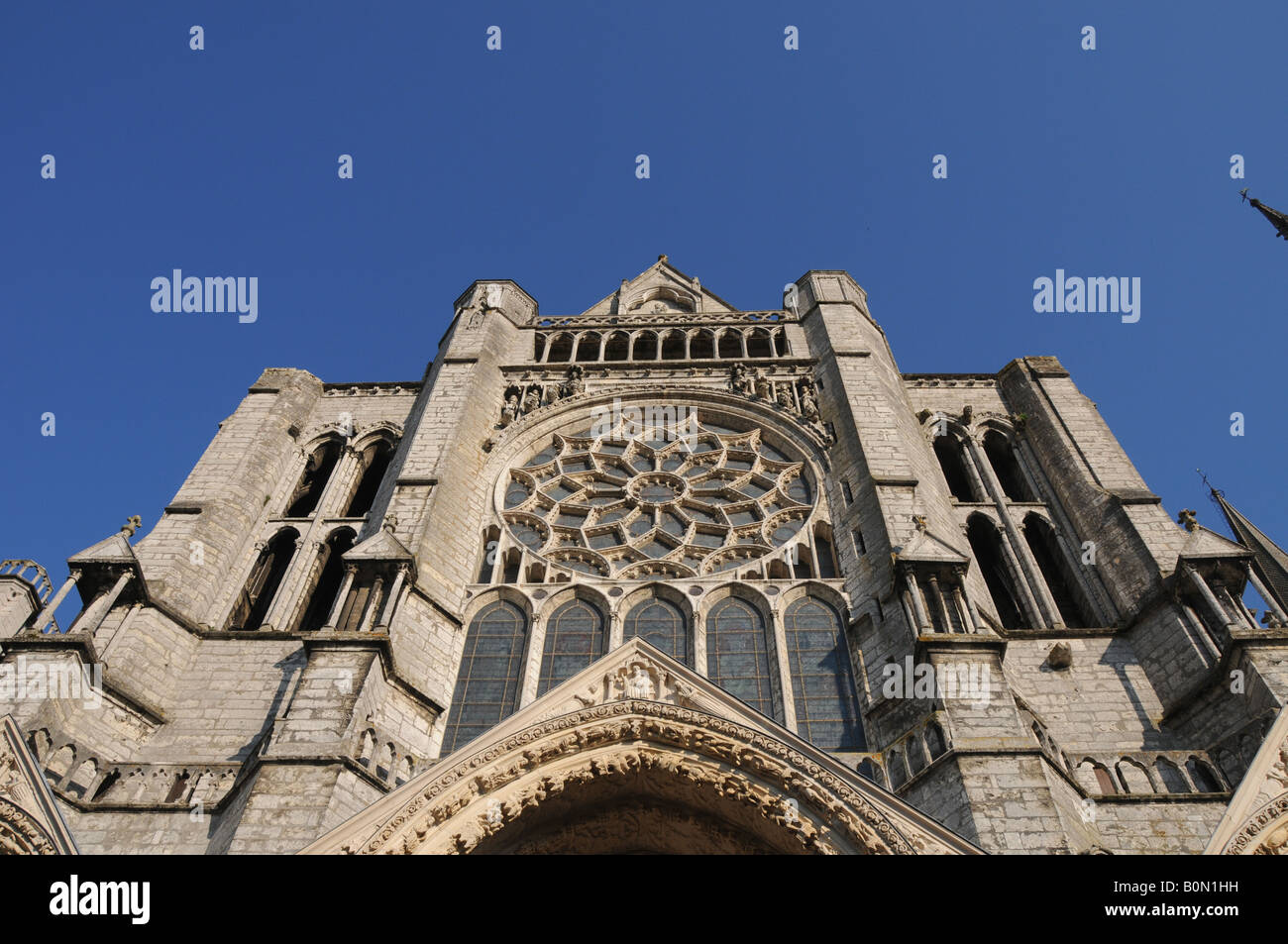 Der Turm und die Rosette über dem Westportal - Royal-Portal - an Chartres Kathedrale, Frankreich. Stockfoto