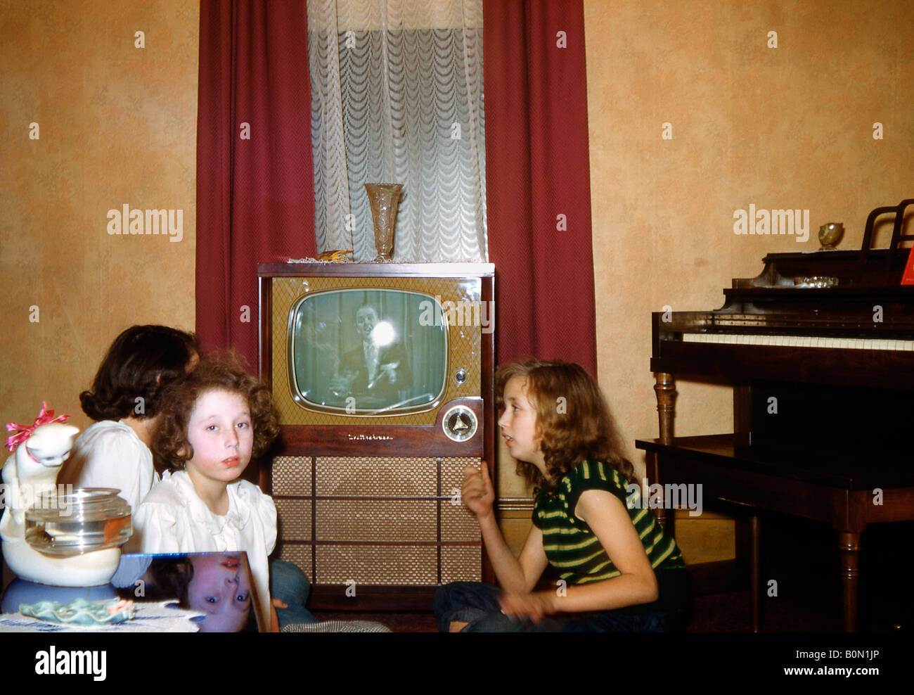 1950s family children watching tv -Fotos und -Bildmaterial in hoher ...