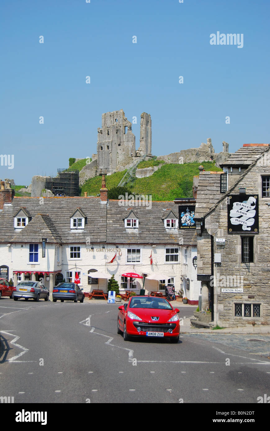 Autofahren durch Dorf, Corfe Castle, Dorset, England, Vereinigtes Königreich Stockfoto