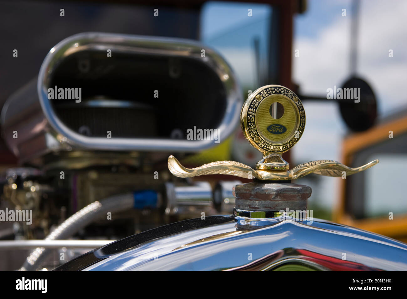 Boyce Motometer, die geflügelten Kühlerdeckel mit Temperaturanzeige auf Ford Hotrod gebaut Stockfoto