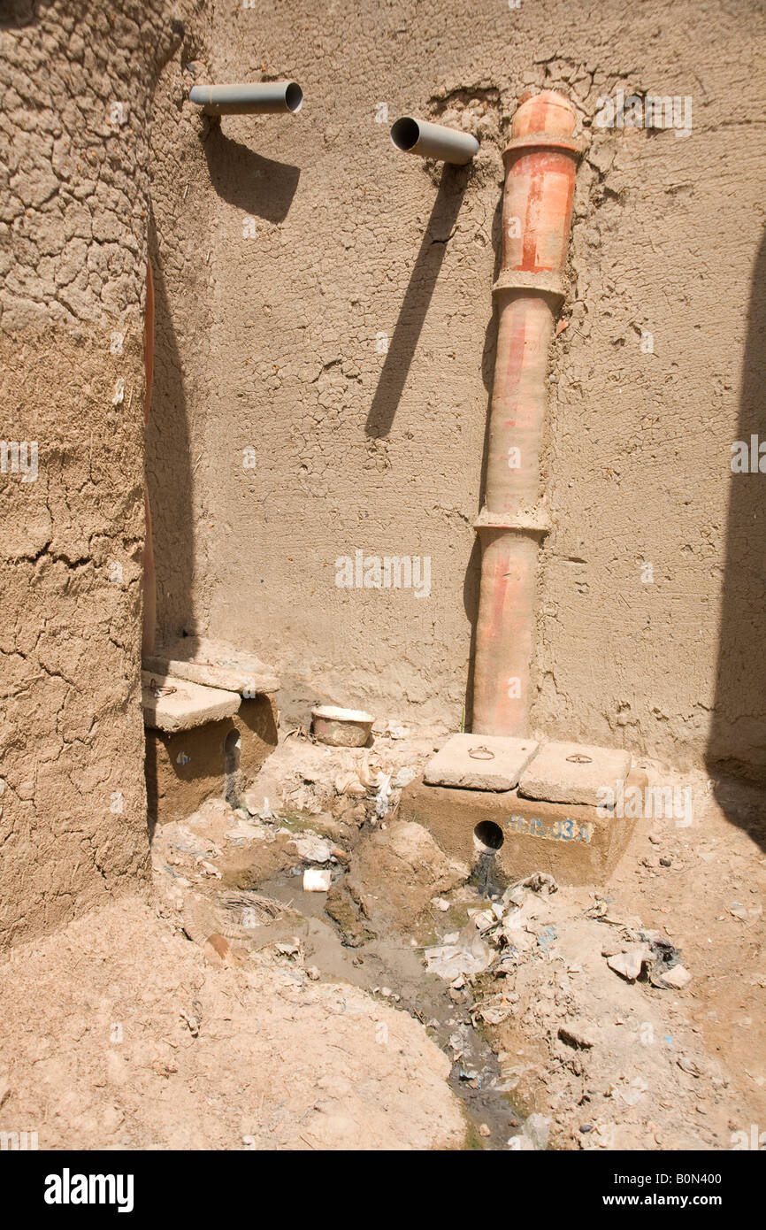 Mali, eine schmale Straße und Abfluss in Segou, am Fluss Niger Stockfoto