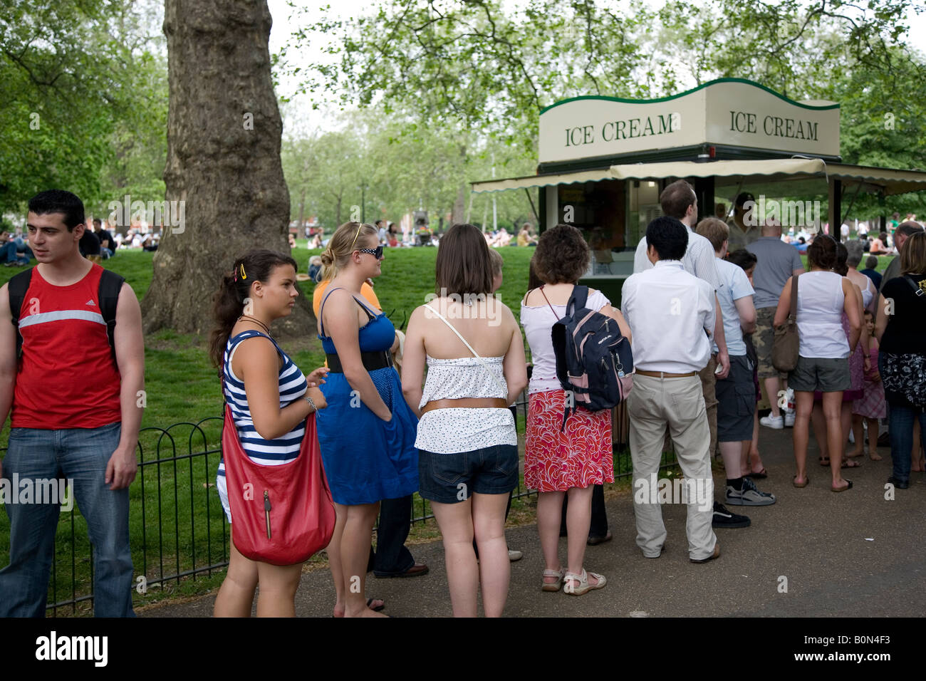 Eine Que für Eis an einem heißen Tag in London Stockfoto