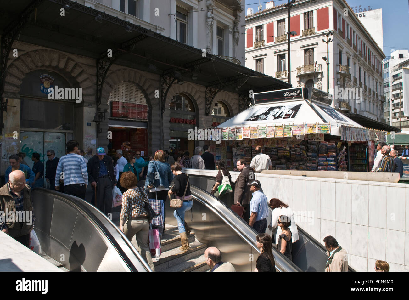 Rolltreppe Eingang zur U-Bahn in Omonia-Platz in Athen Griechenland Stockfoto