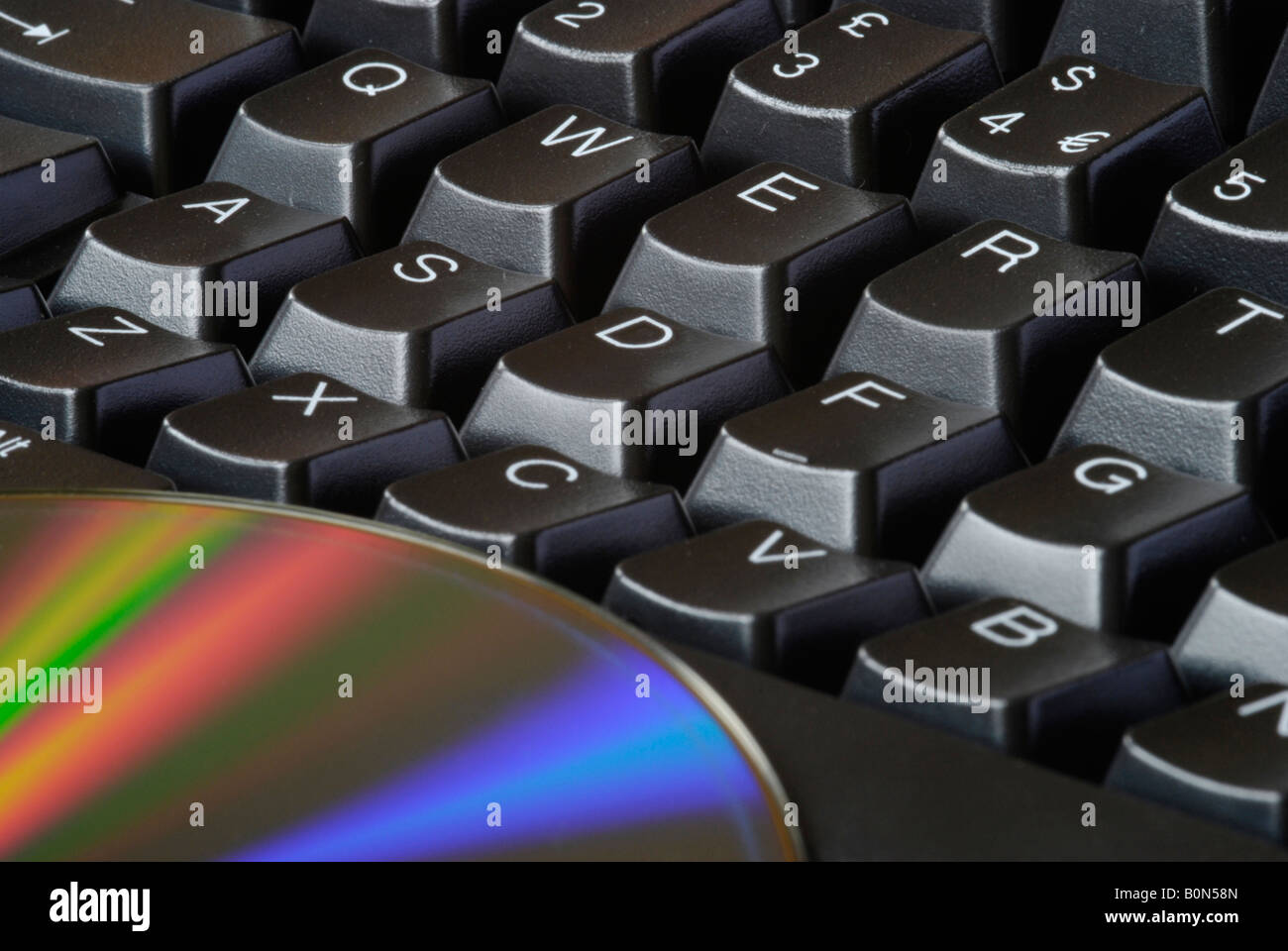 Nahaufnahme der Computertastatur und reflektierende Seite der DVD Disk 2008 Stockfoto