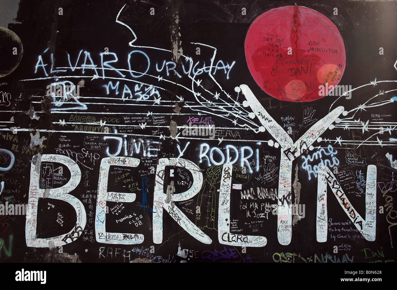 Graffiti auf den Resten der Berliner Mauer an der East Side Gallery Berlin April 2008 Stockfoto