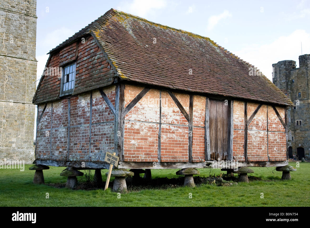 Ein Getreidespeicher, sitzen auf den Staddle Steinen (Pilze) ermöglichen Luftzirkulation sondern Ungeziefer Zugriff zu verhindern. Midhurst, W Sussex England. Stockfoto