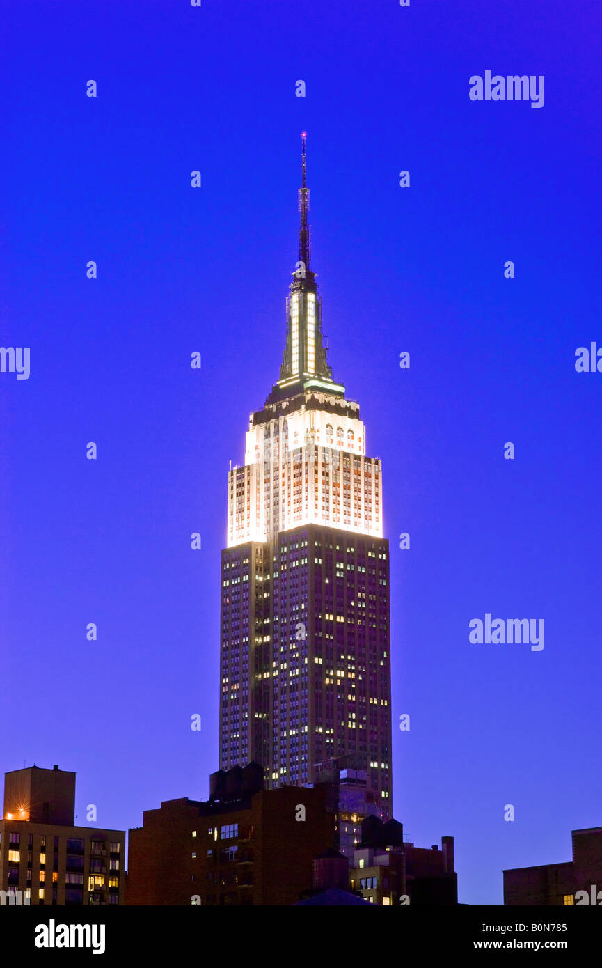 Empire State Building bei Nacht Stockfoto