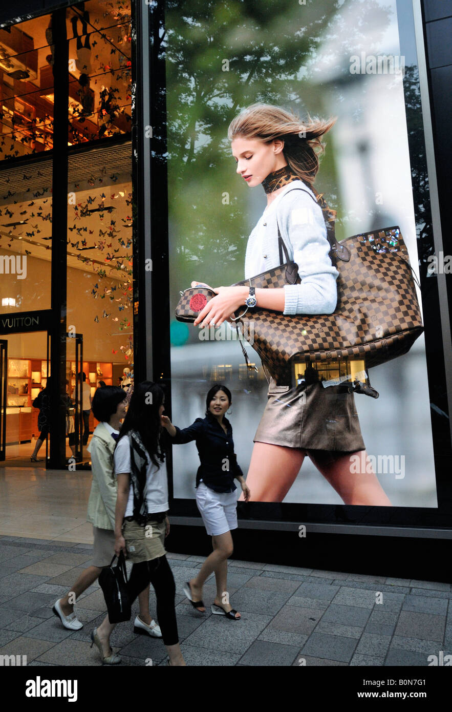 Fenster-Plakatwand im Louis Vuitton Store in Omotesando zentrale Tokio Japan Stockfoto