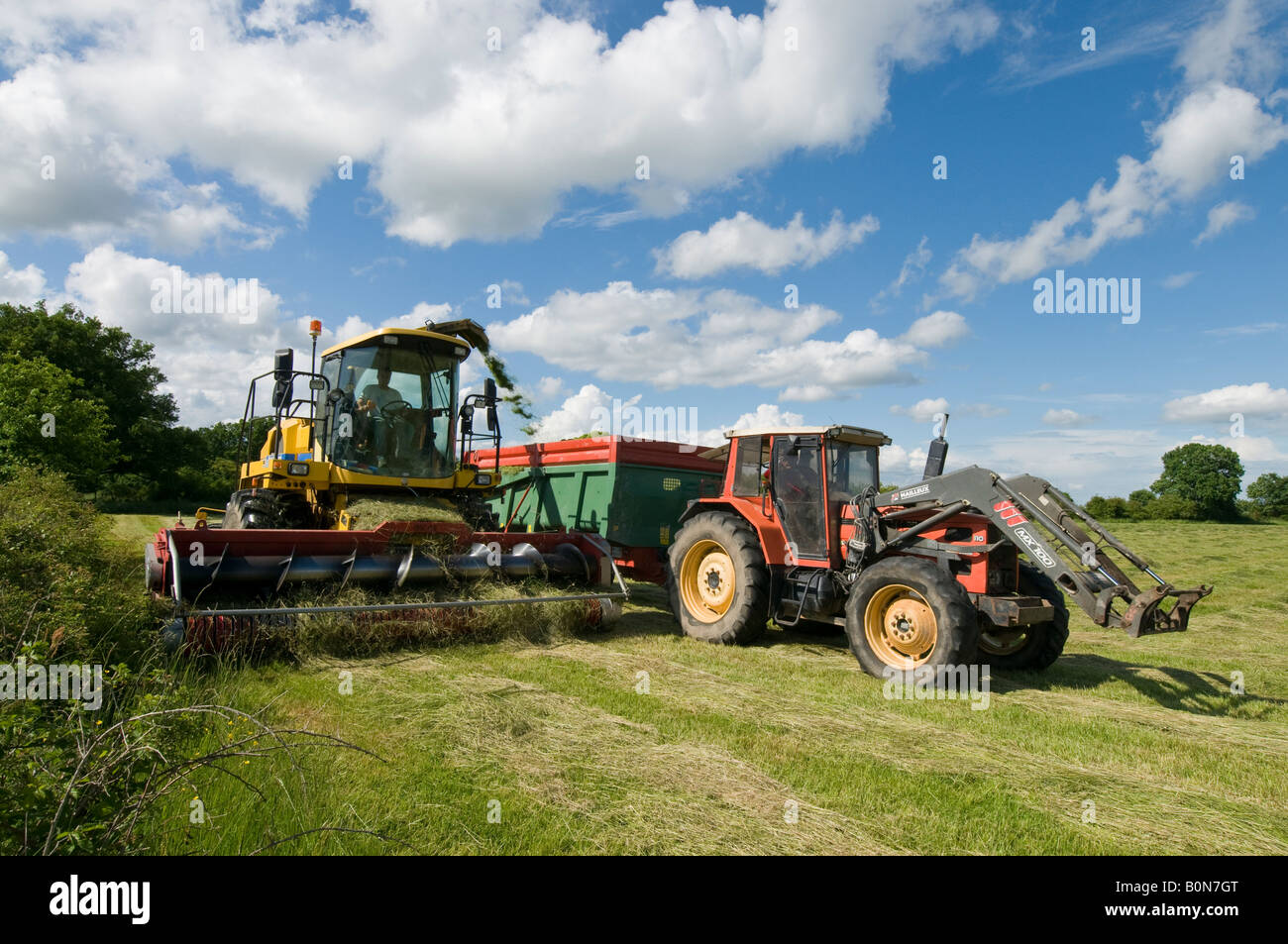 Silage-Sammlung - Mähdrescher, Traktor und Anhänger, Sud-Touraine, Frankreich. Stockfoto