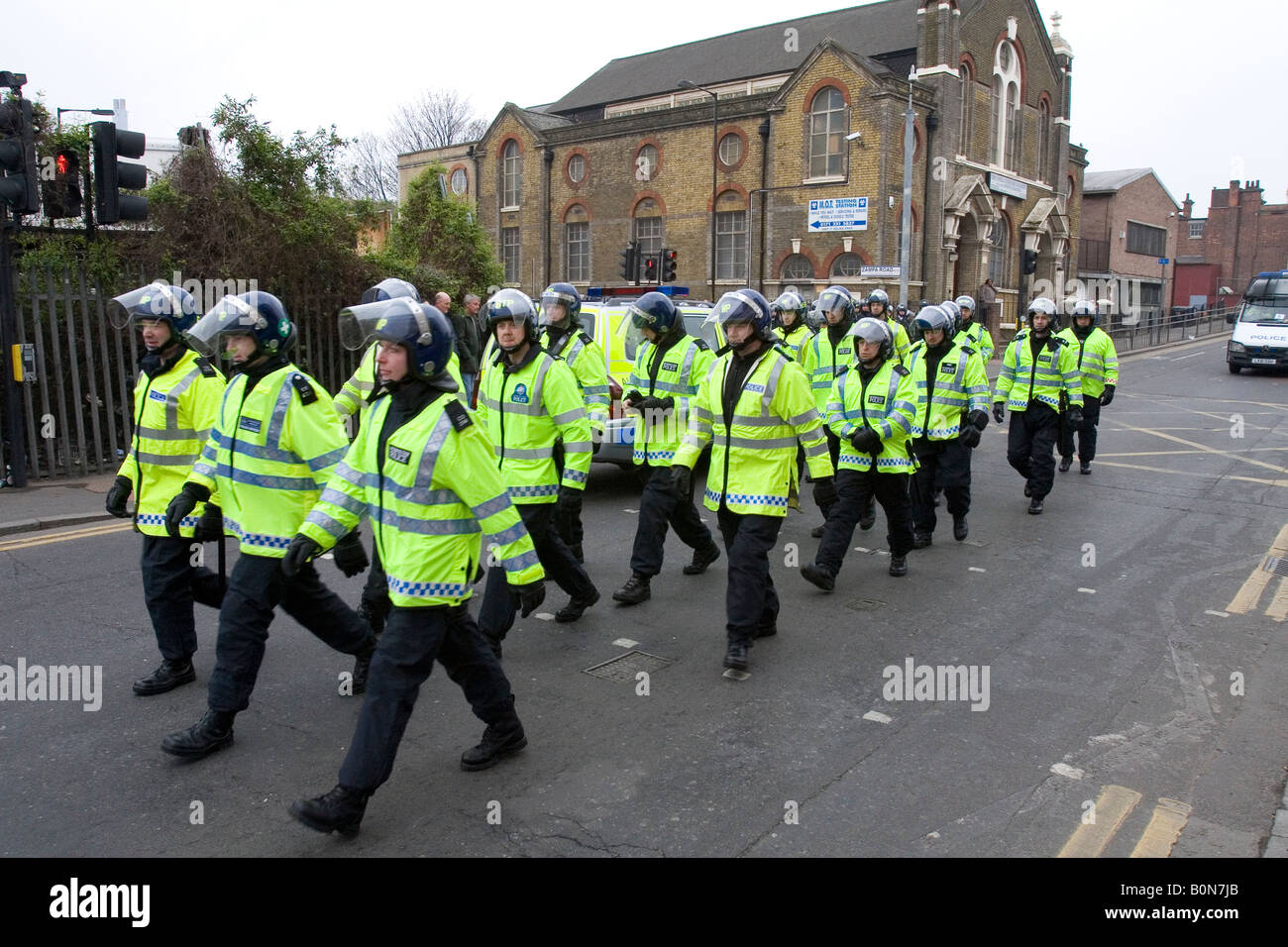 Bereitschaftspolizei auf Iderton Straße nach der Millwall Vs Leeds Playoff-Spiel, Südost-London. Stockfoto