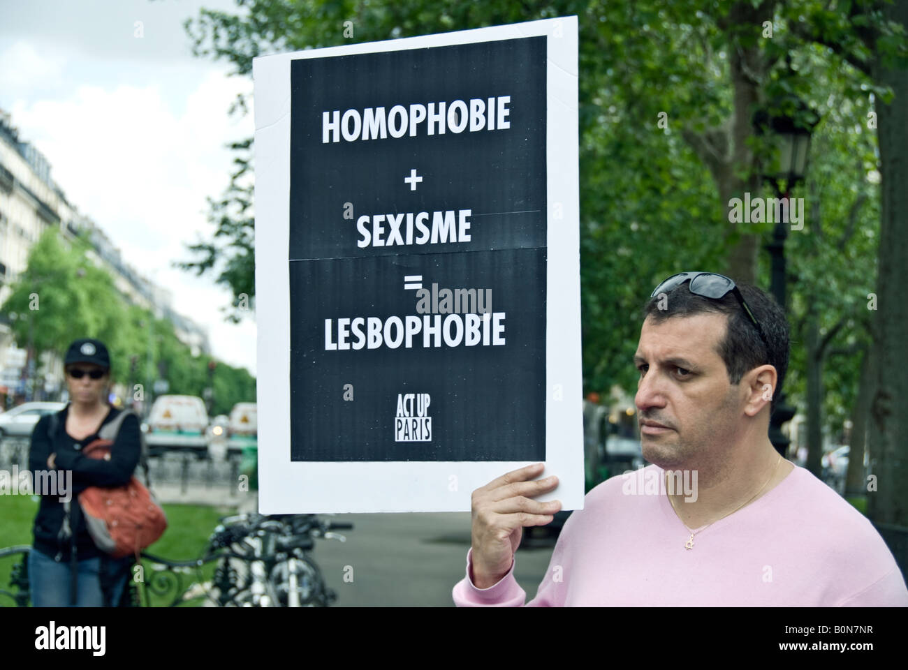 Paris Frankreich, männliche Homosexuelle Rechte AIDS-Aktivisten von "Act up Paris" protestieren gegen LGBT gegen Homophobie IDAHOT, ACT up Poster, Anti-Diskriminierung Stockfoto