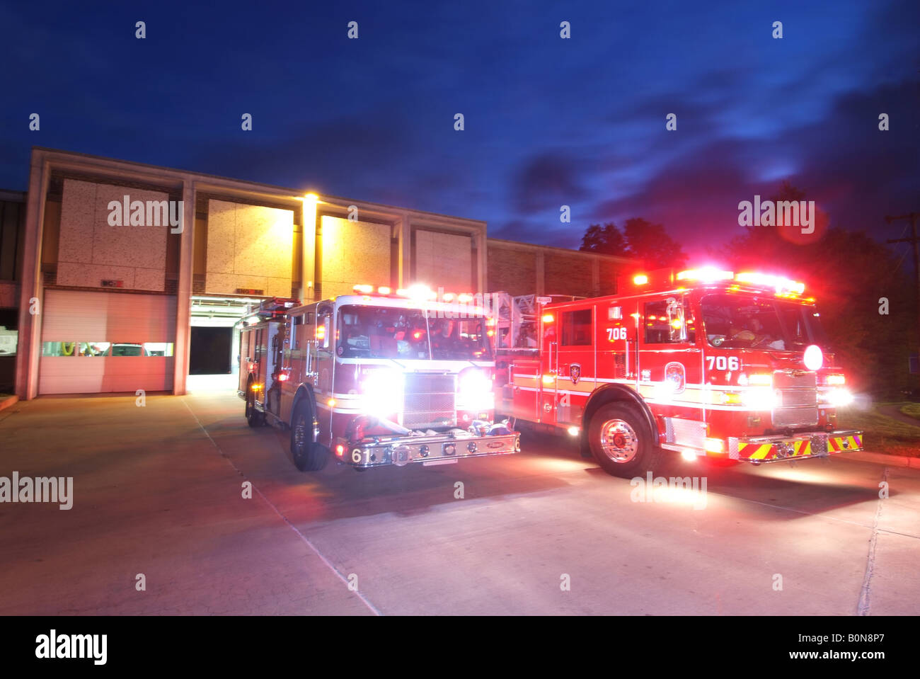 Feuerwehrautos Rennen aus der Feuerwache in Bethesda, Maryland USA Stockfoto