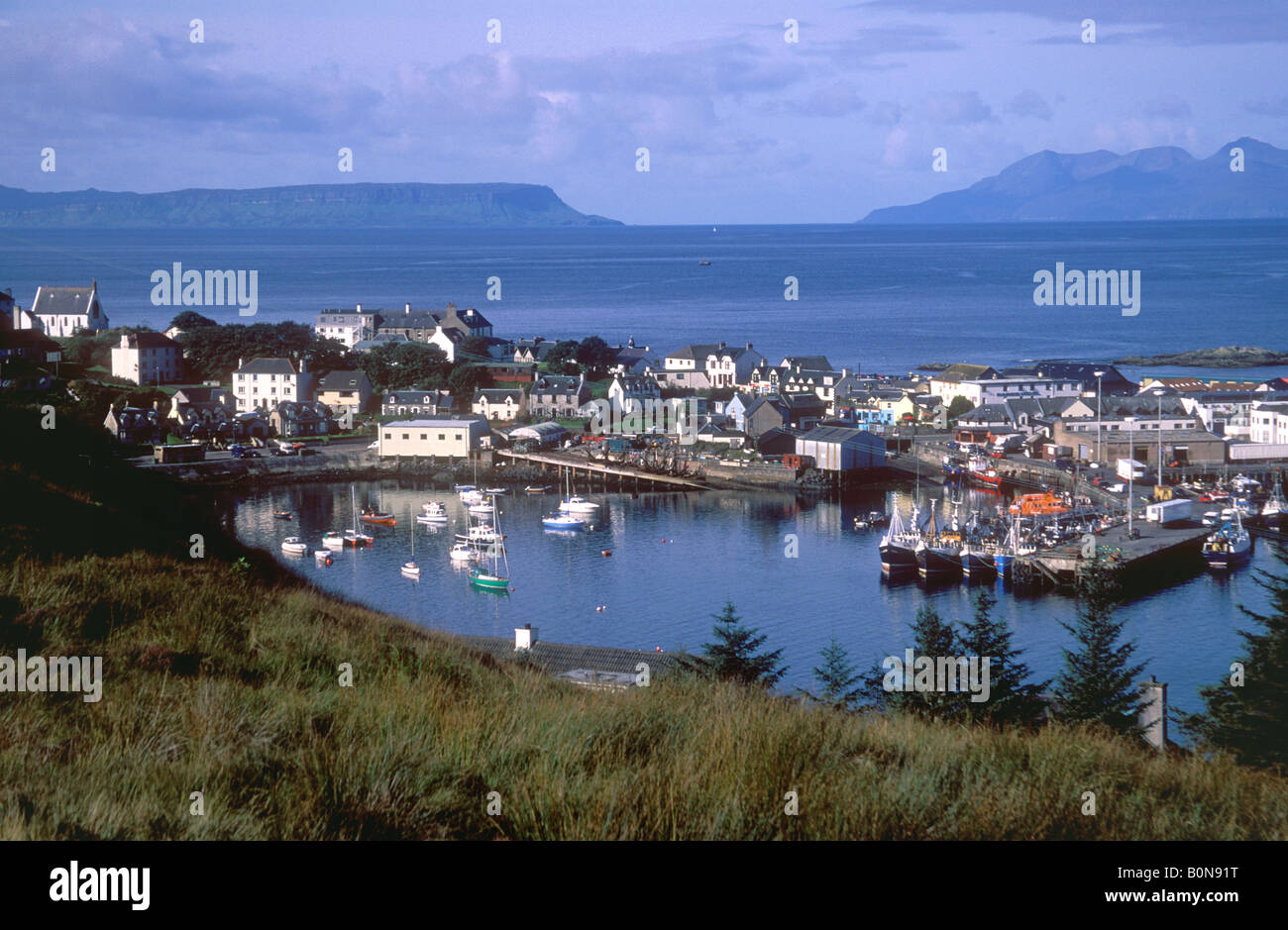 Blick über Hafen Mallaig an der schottischen Westküste mit den Inseln des Rhum & Eigg in der Ferne Stockfoto