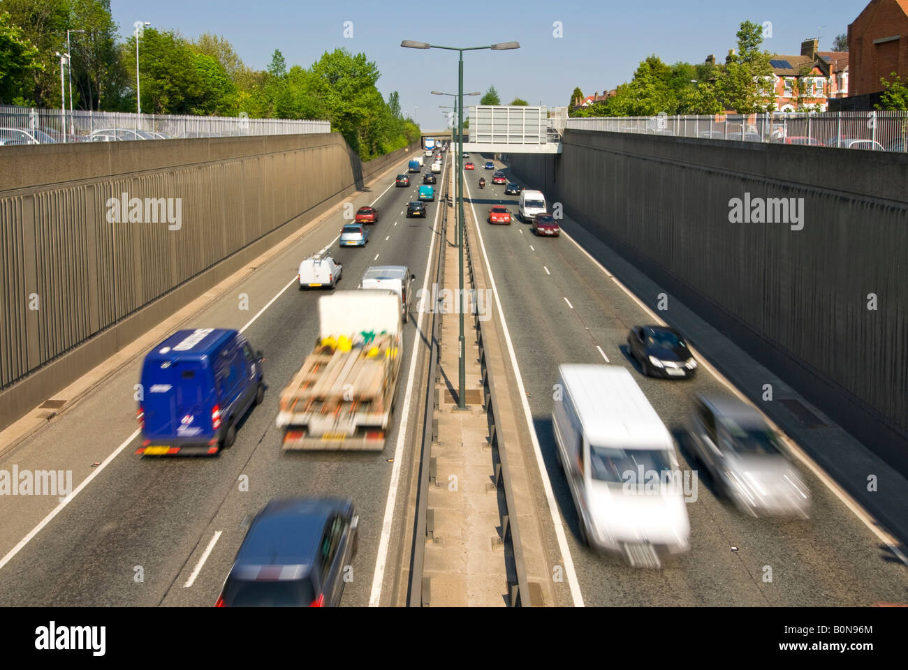 Horizontale erhöhten Weitwinkel von den Berufsverkehr fahren entlang der belebten A2 in London an einem sonnigen Tag. Stockfoto