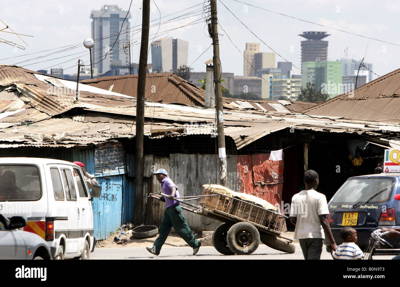 Slum Majengo mit der Skyline des modernen Nairobi im Hintergrund Stockfoto