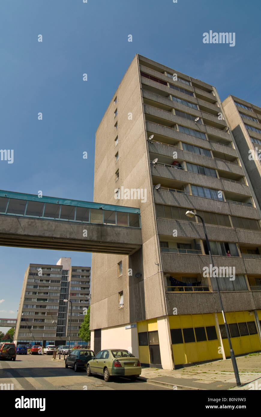 Vertikale Weitwinkel von Crozier House eines der Hochhäuser, bestehend aus Ferrier Estate in Kidbrooke Park an einem sonnigen Tag. Stockfoto