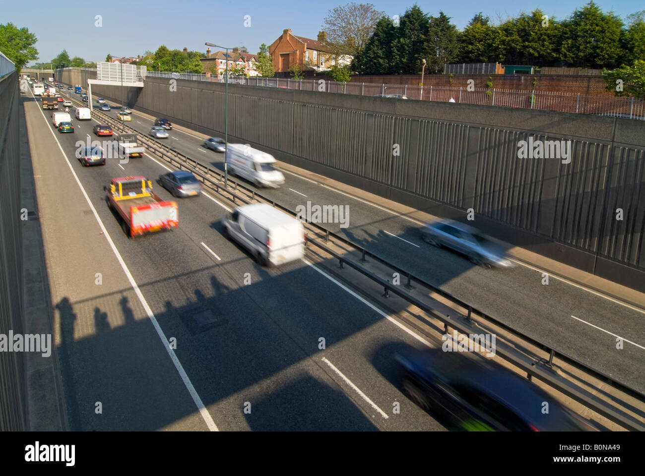 Horizontale erhöhten Weitwinkel von den Berufsverkehr fahren entlang der belebten A2 in London an einem sonnigen Tag. Stockfoto