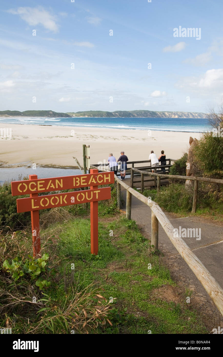 Touristen am Ocean Beach Suche Anzeigen der Sandbank, Formen über dem Eingang von Wilson Inlet von Ratcliffe Bay in Dänemark, Western Australia Stockfoto