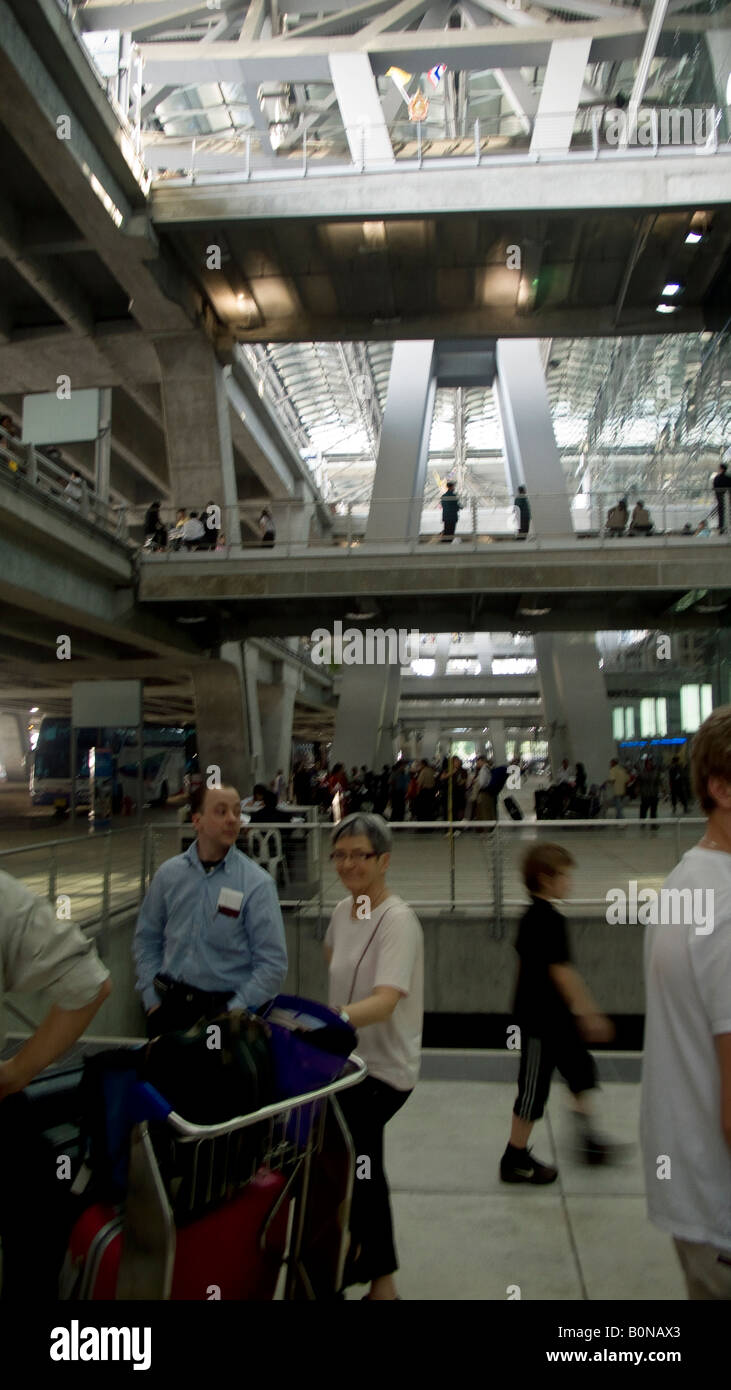 Passagiere, die auf den neuen Flughafen Suvarnabhumi Flughafen Bangkok in Thailand Stockfoto