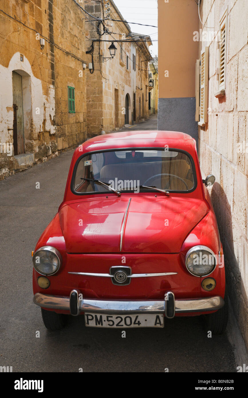 Ein Auto gegen eine Wand in einer engen Straße in der Altstadt Alcudia, Mallorca, Spanien. Stockfoto