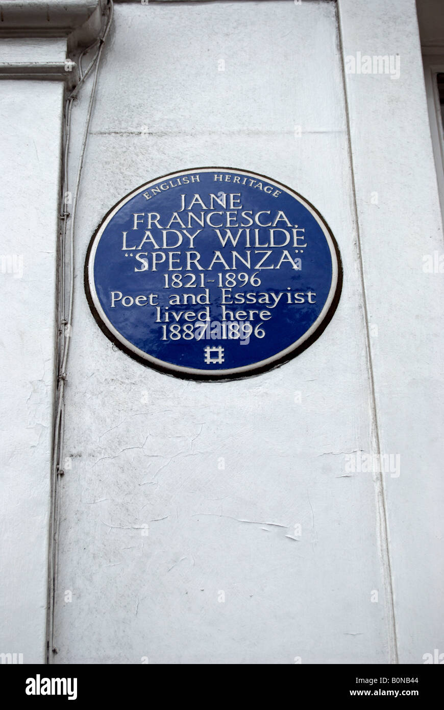 blaue Plakette markiert eine ehemalige Wohnhaus des Dichters und Essayisten Speranza, Pseudonym von Frau Wilde, Mutter von Oscar Wilde, London Stockfoto