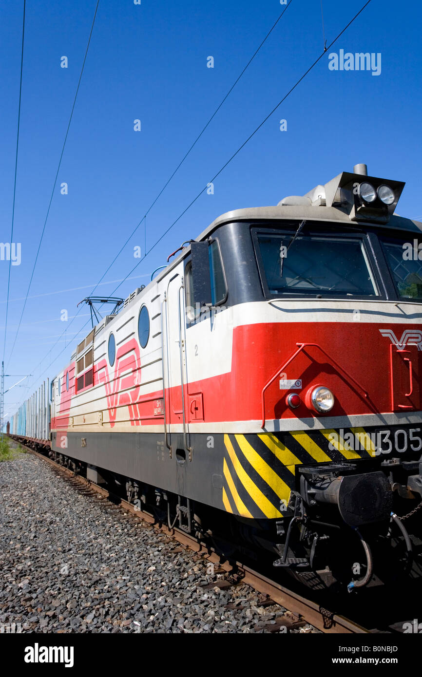 Rot-weiße elektrische Lokomotive von finnischen Eisenbahngesellschaft (Valtion Rautatiet, VR), Finnland gehört Stockfoto