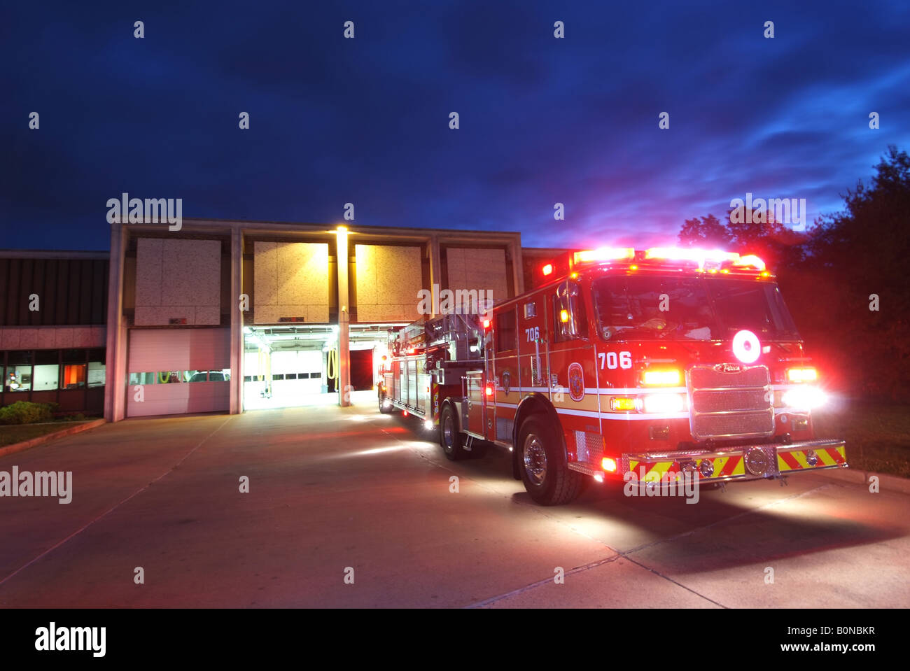 Feuerwehrautos Rennen aus der Feuerwache in Bethesda, Maryland USA Stockfoto