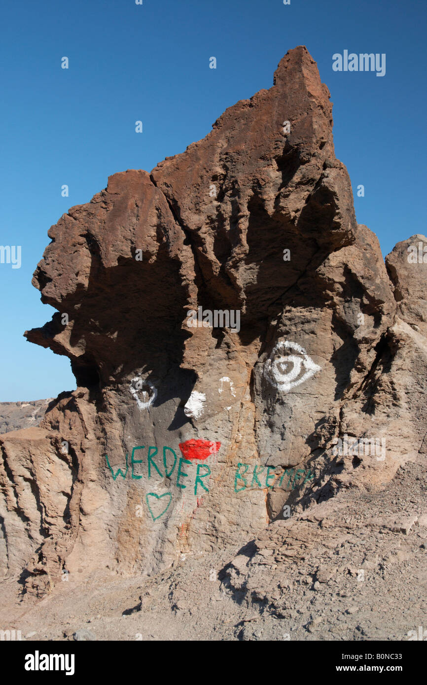 Fels wie Gesicht gemalt mit Augen, Nase und Lippen geformt. Stockfoto