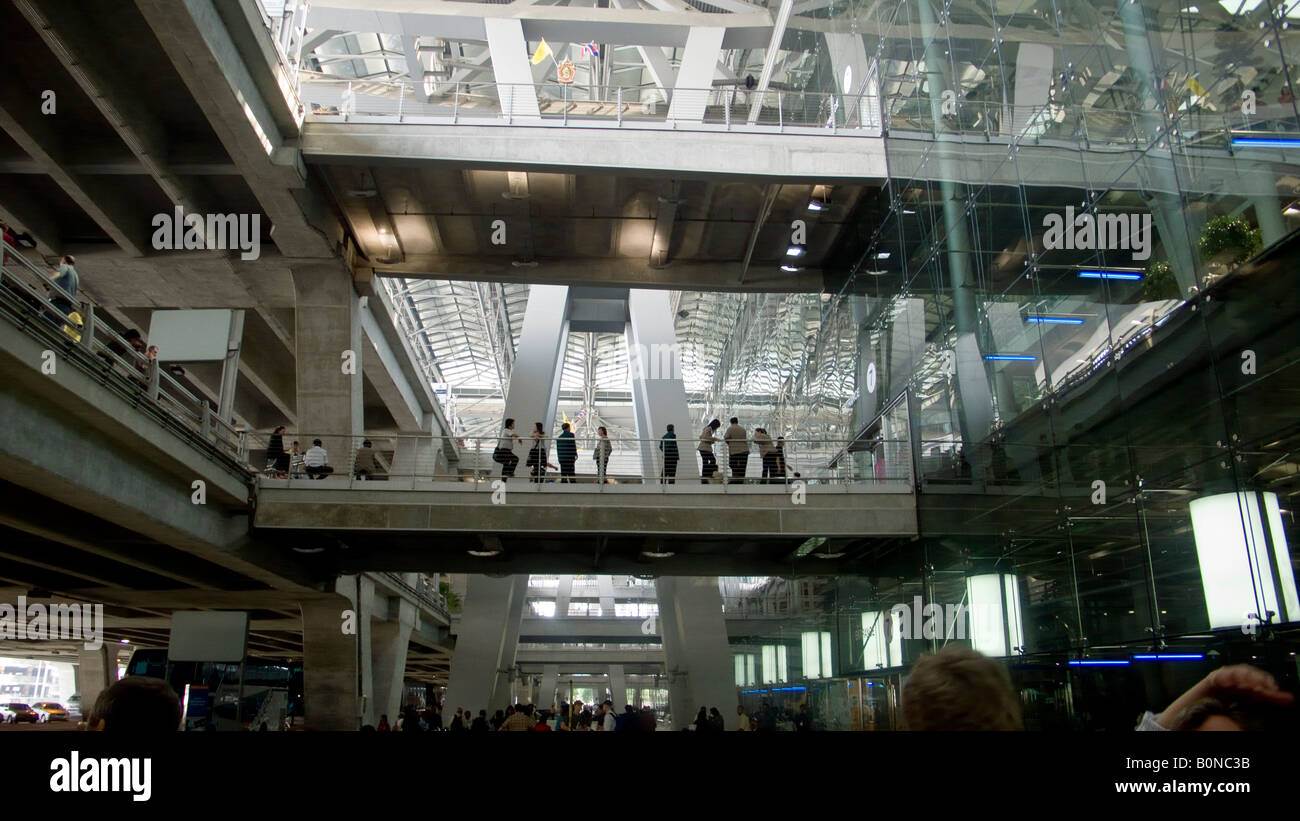 Passagiere, die auf den neuen Flughafen Suvarnabhumi Flughafen Bangkok in Thailand Stockfoto