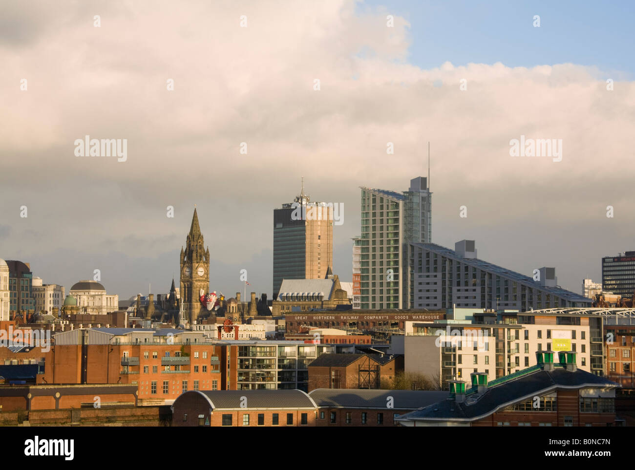 Manchester-Skyline der Stadtzentrum Gebäude mit Uhrturm des Rathauses in der Abendsonne. Manchester-England-UK-Großbritannien Stockfoto