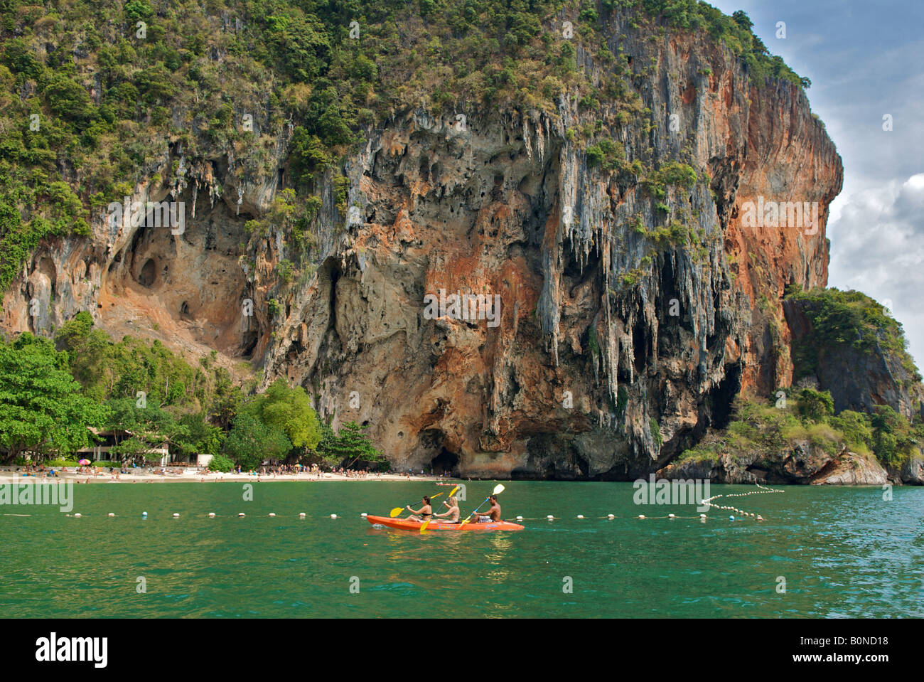 Kajak mit Kalksteinfelsen Railay Beach Provinz Krabi Thailand Stockfoto