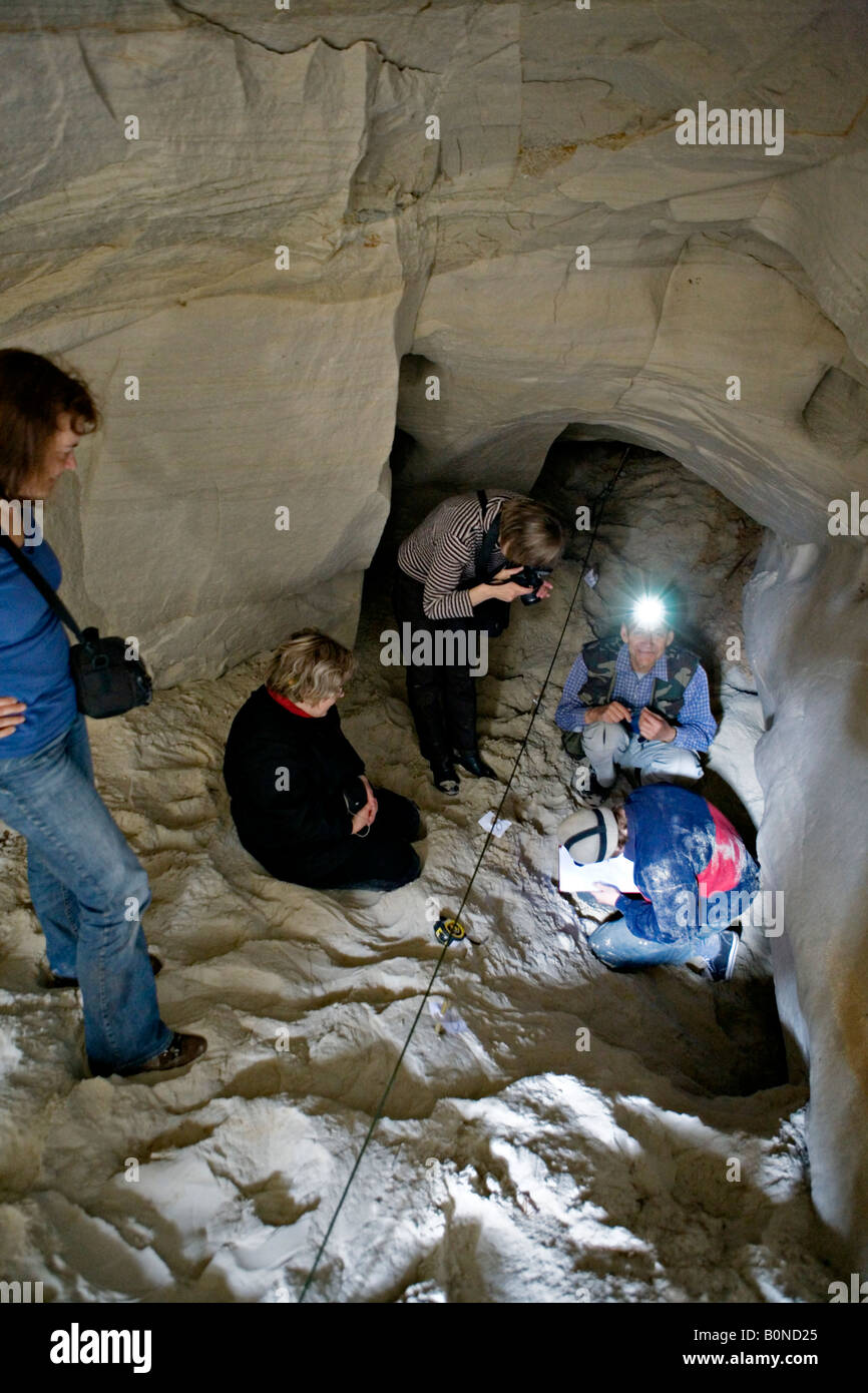 Menschen, die Messlänge beim erkunden Höhle am Vaidavas Burgberg im Gauja-Nationalpark Lettlands Stockfoto