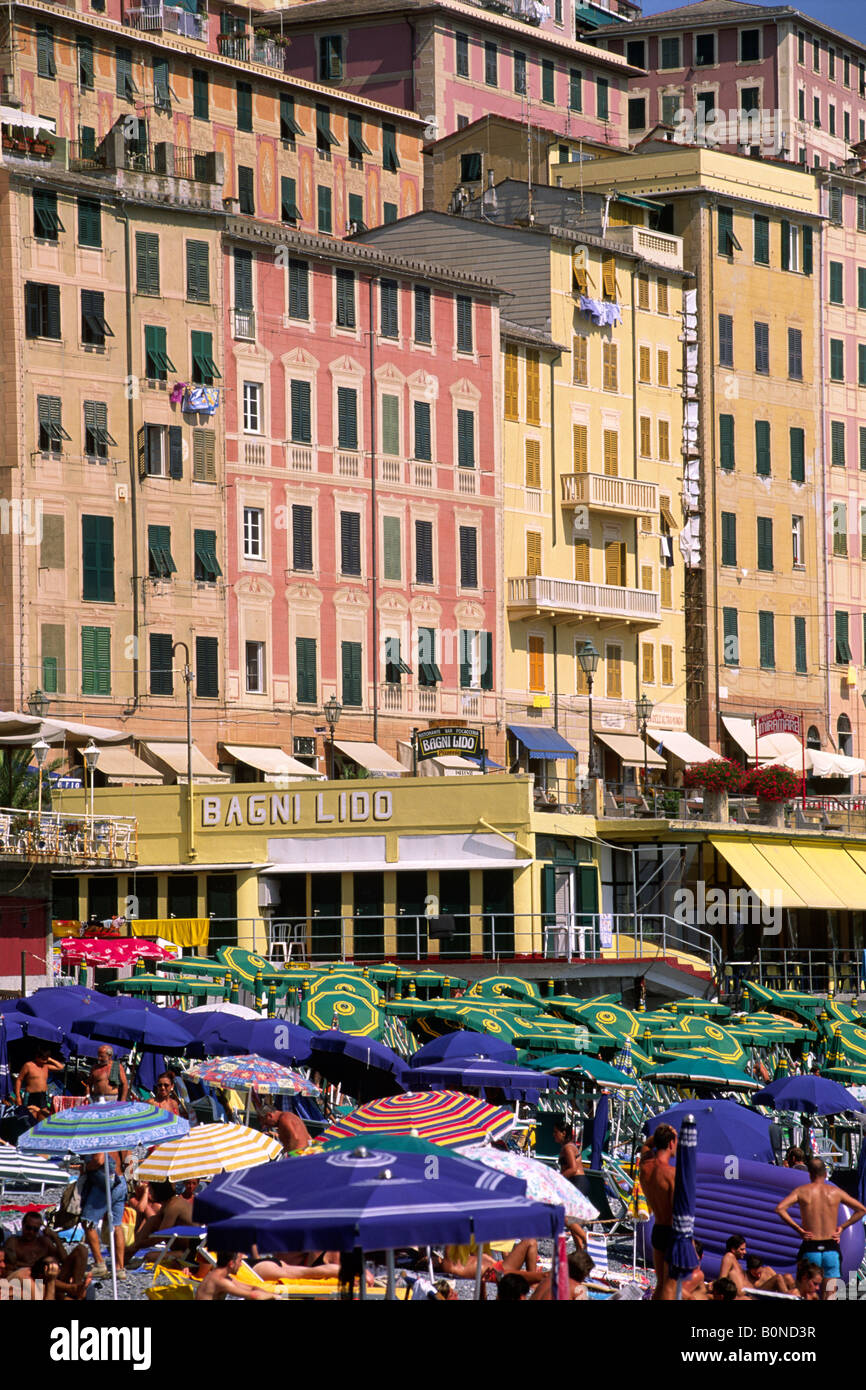Italien, Ligurien, Riviera di Levante, Camogli, überfüllter Strand Stockfoto