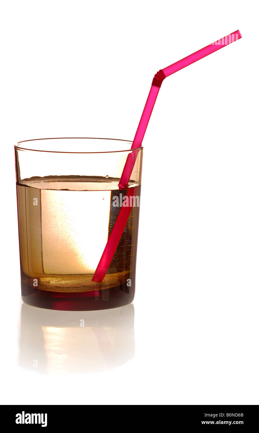 Glas Wasser mit dem Strohhalm trinken Stockfoto