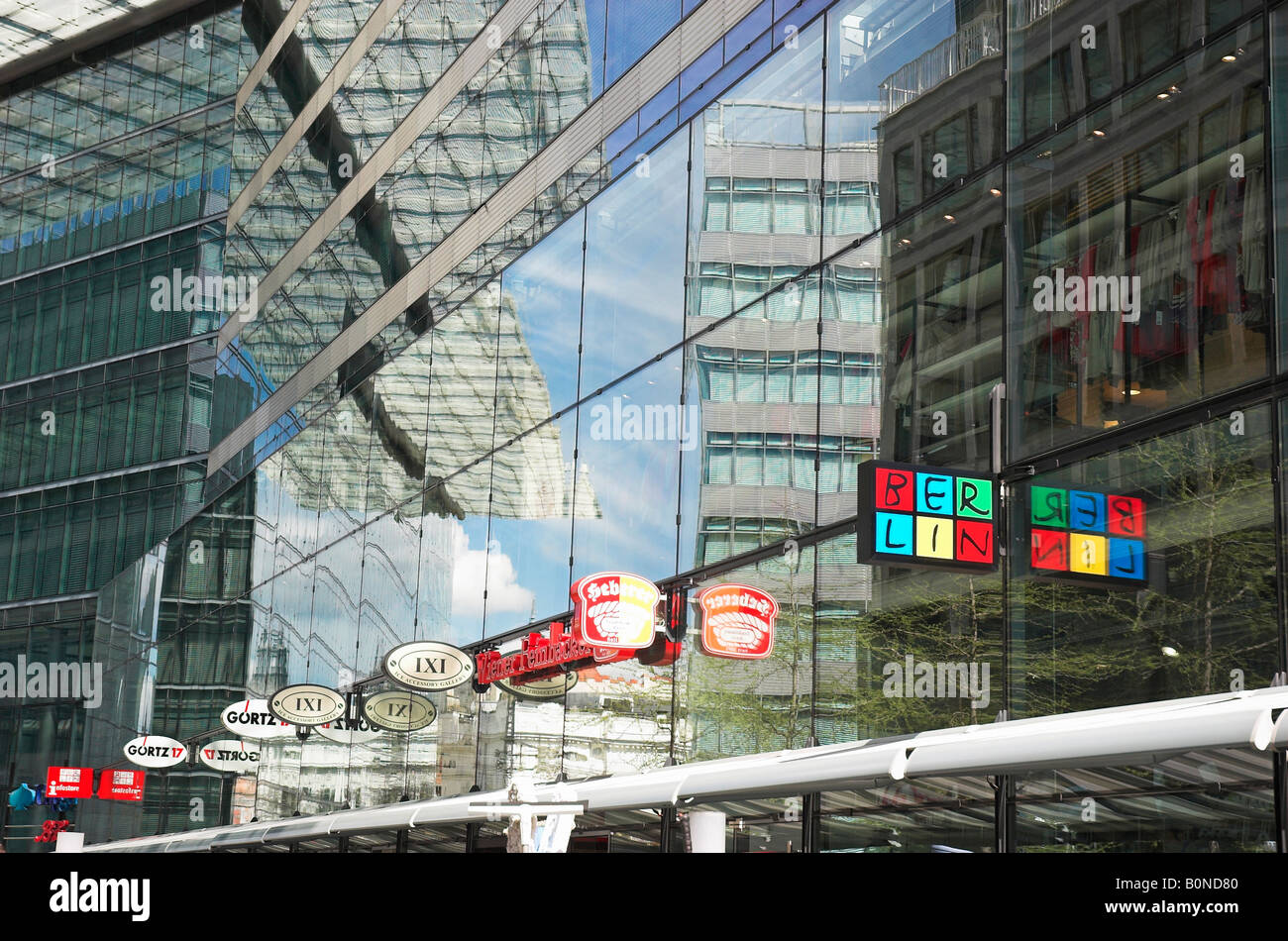 Glasfassade des modernen Einkaufszentrums am Kurfürstendamm Berlin Deutschland April 2008 Stockfoto