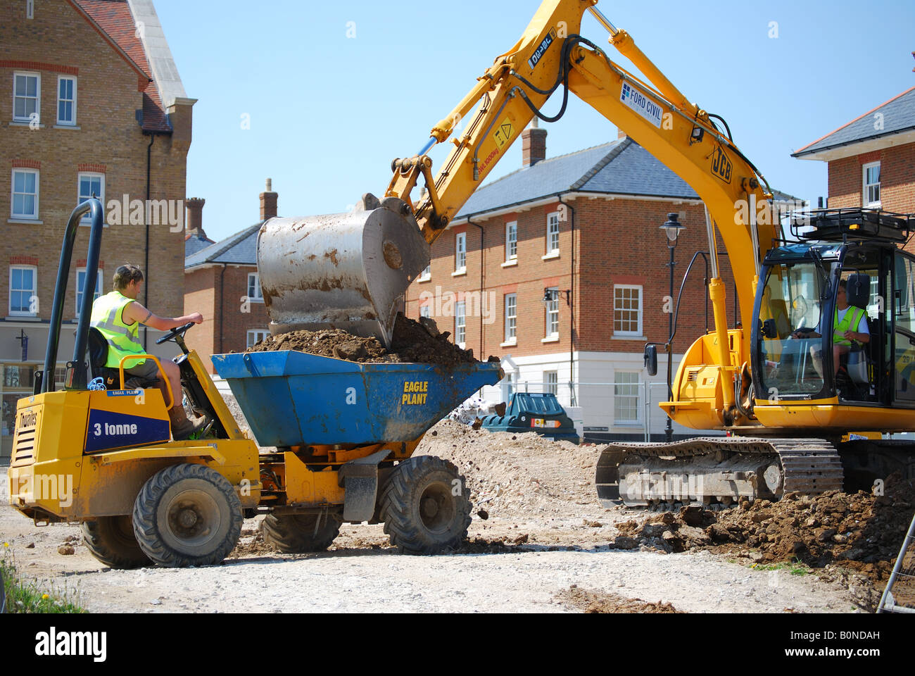 Erdbewegungsmaschinen auf neue Wohnsiedlung, Verkehrssysteme, Dorchester, Dorset, England, Vereinigtes Königreich Stockfoto