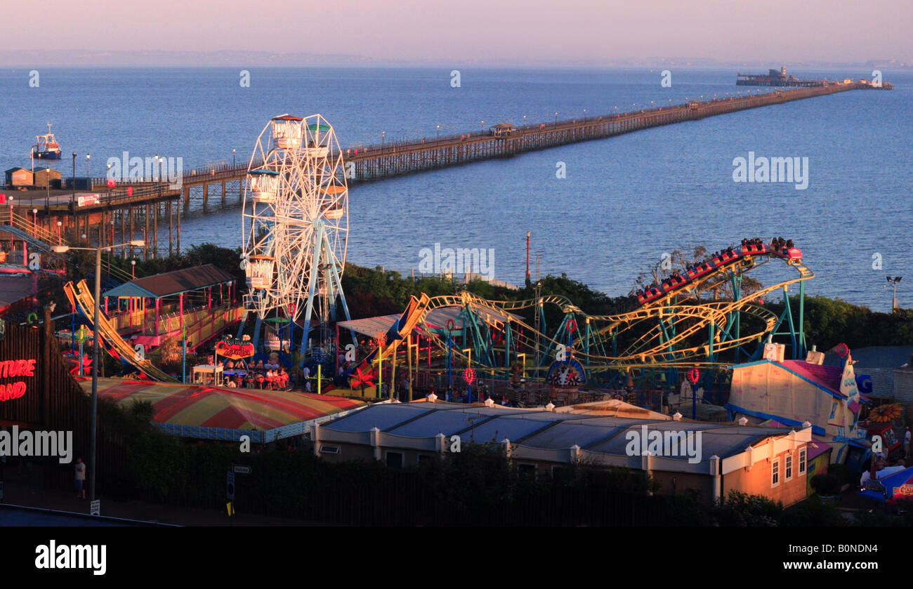 SOUTHEND-ON-SEA, ESSEX, Großbritannien - 11. MAI 2008: Blick auf Southend Pier und Adventure Island Fun Park Stockfoto