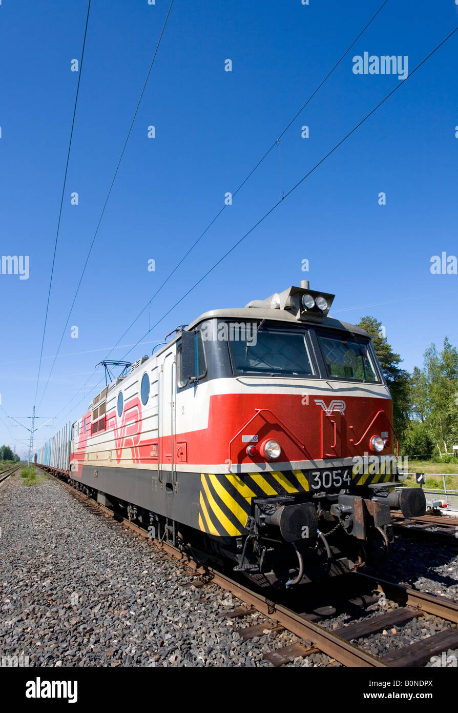 Finnische Elektrolokomotive mit Plattformwagen, Finnland Stockfoto