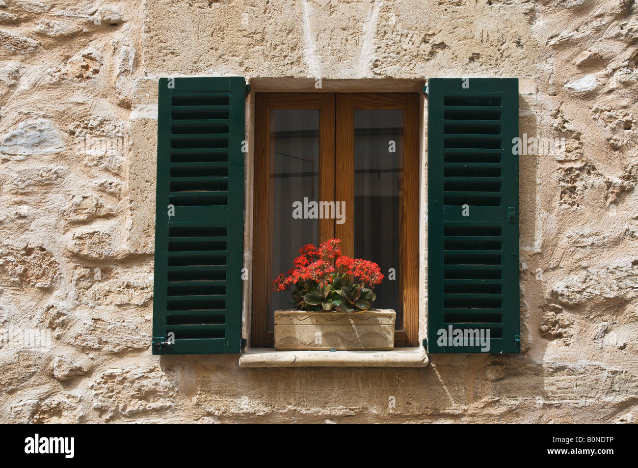 Ein typisches shuttered Fenster Altstadt Alcudia, Mallorca, Spanien Stockfoto
