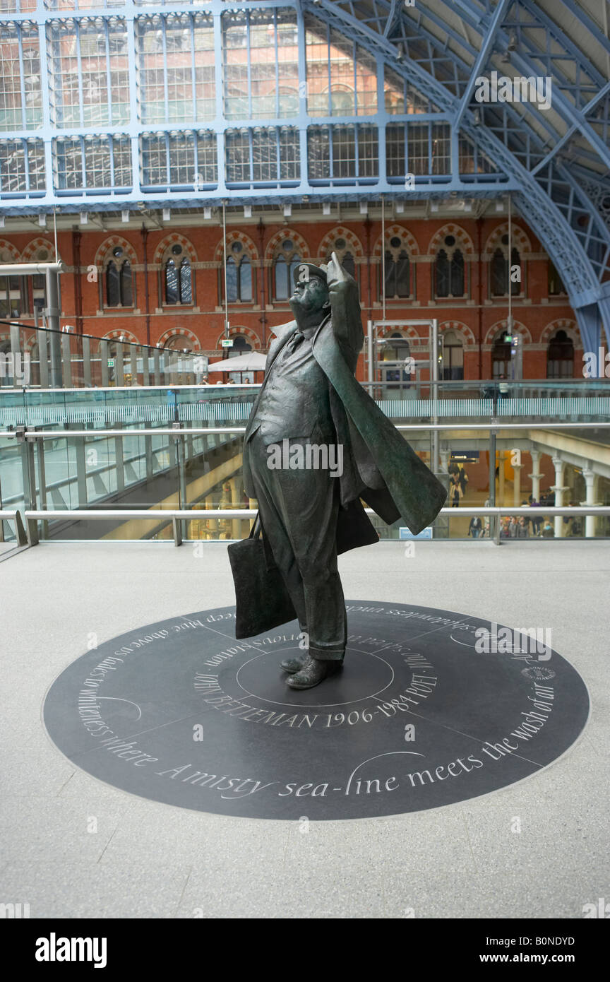 STATUE DES DICHTERS JOHN BETJEMAN IN SAINT PANCRAS STATION Stockfoto