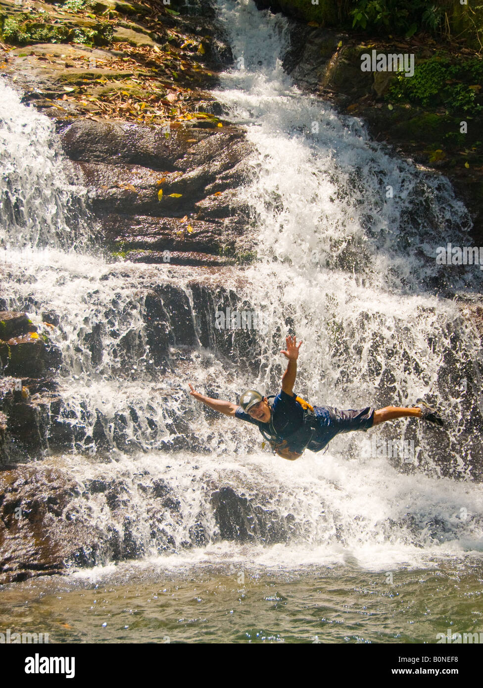 COSTA RICA Mann Schwan Tauchen vom Wasserfall am unteren Pacuare Fluss Karibik Hang Stockfoto