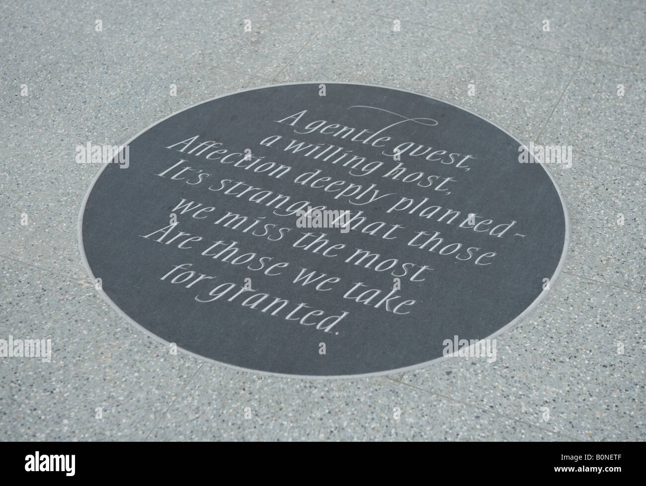 GRAVIEREN VON GEDICHT VON JOHN BETJEMAN ON ZUSAMMENTREFFEN VON SAINT PANCRAS RAILWAY STATION LONDON ENGLAND Stockfoto