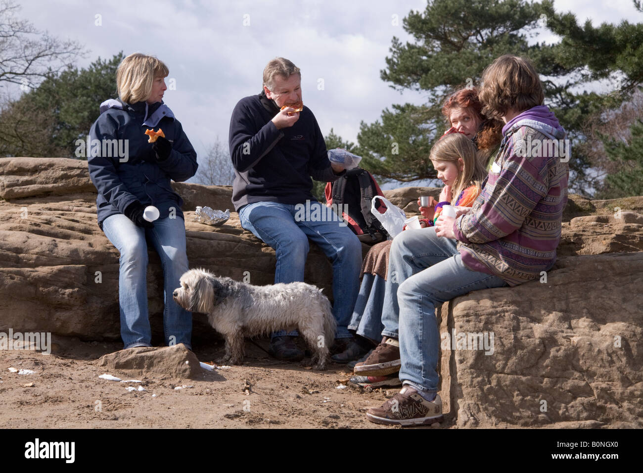 Familie haben ein Picknick an einem kalten, sonnigen Tag an Alderley Edge. Cheshire UK. Stockfoto