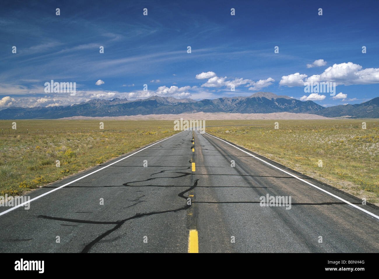 Colorado Highway 150 Richtung Norden zu den Great Sand Dunes und der Sangre de Christo Mountains Colorado USA Stockfoto