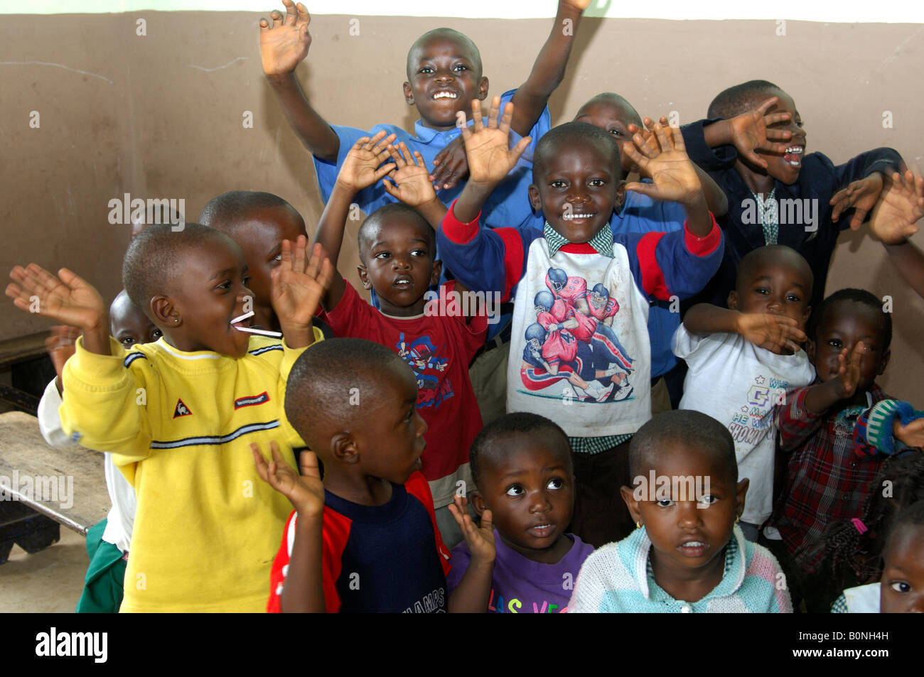 Lärmende Kinder im Vorschulalter in einer Tagesstätte im Zentrum in Akropong Akwapim, Eastern Region, Ghana Stockfoto