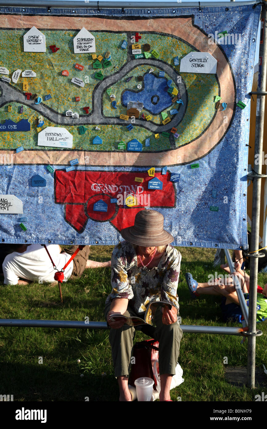 Frau nimmt sich eine Auszeit auf dem New Orleans Jazz & Heritage Festival, Mai 2008, New Orleans, LA, USA Stockfoto