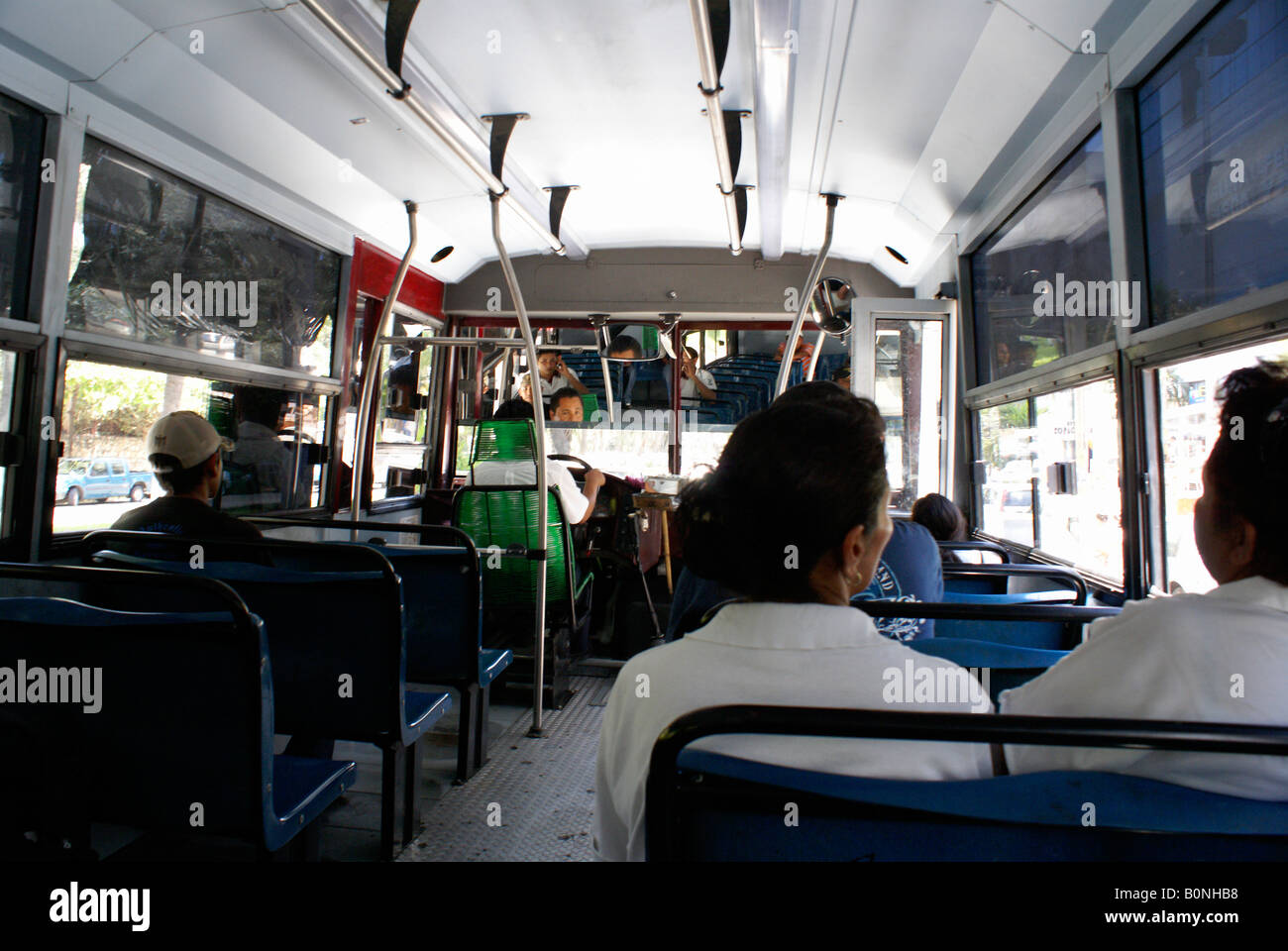 Innenraum eines öffentlichen Busses, Acapulco, Mexiko Stockfoto